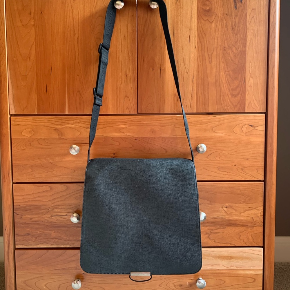 Louis Vuitton Taiga Viktor Messenger bag - Picture 3 of 12